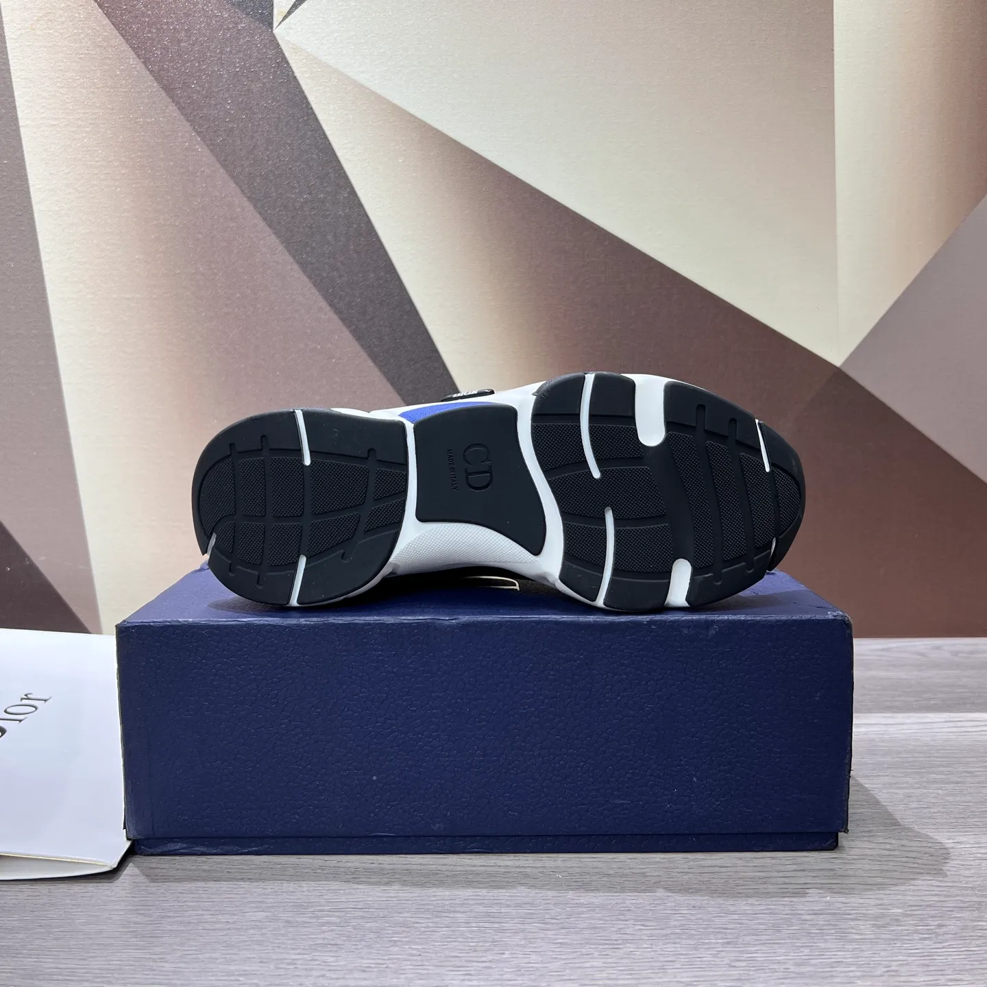 Factory price: 438💰Original Dior quality.~ Unique modern style sneakers. 🏃A must-have casual shoe for trendy men😍😍 Imported cowhide fabric, sheepskin foot pads (refuse to discolor and grind feet) soles: Original soles specially provided by the original factory, French lazy style design ⚠️Fit to the feet, original quality, super comfortable original soles. It’s like shooting the real thing🎬The real thing is better, high-quality sneakers, men’s shoe size: 38-44, (45 can be customized)